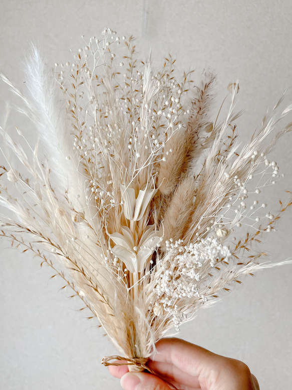 パンパスグラスと小花のミニブーケ　ホワイト　ベージュ　スワッグ　ドライフラワー 2枚目の画像