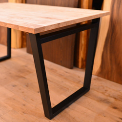 無垢クリ（栗の木）台形アイアン脚ダイニングテーブル・ナチュラル仕上げ 3枚目の画像