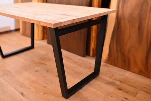 無垢クリ（栗の木）台形アイアン脚ダイニングテーブル・ナチュラル仕上げ 3枚目の画像