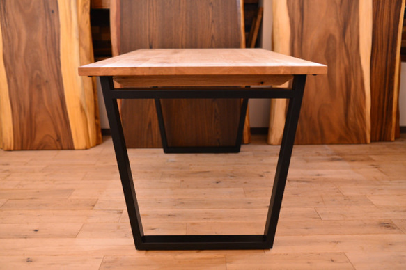 無垢クリ（栗の木）台形アイアン脚ダイニングテーブル・ナチュラル仕上げ 4枚目の画像