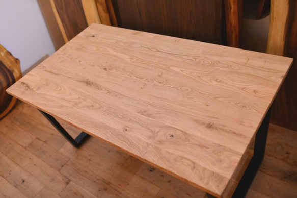 無垢クリ（栗の木）台形アイアン脚ダイニングテーブル・ナチュラル仕上げ 2枚目の画像