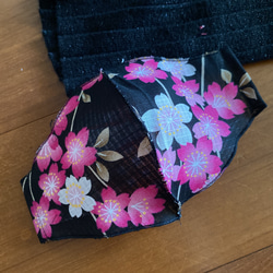 着物リメイク　黒地に桜の浴衣からプリーツ袖が素敵なセットアップとお揃いマスク 6枚目の画像