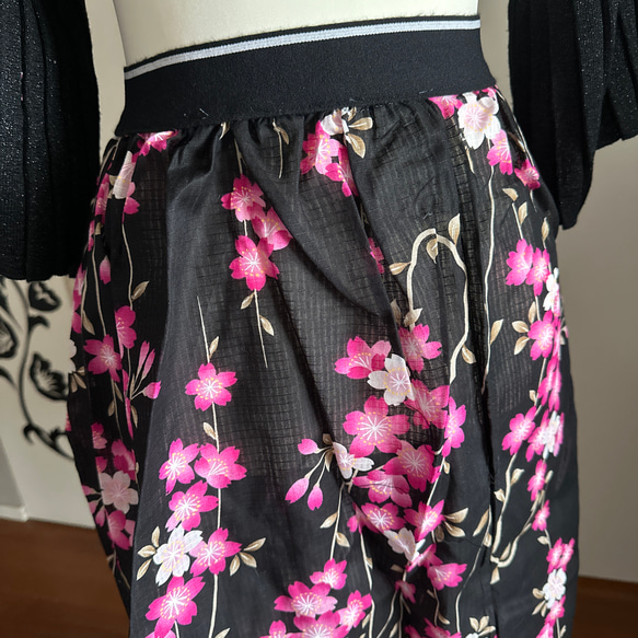 着物リメイク　黒地に桜の浴衣からプリーツ袖が素敵なセットアップとお揃いマスク 5枚目の画像