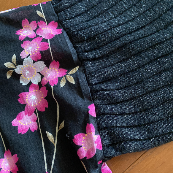 着物リメイク　黒地に桜の浴衣からプリーツ袖が素敵なセットアップとお揃いマスク 3枚目の画像