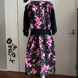 着物リメイク　黒地に桜の浴衣からプリーツ袖が素敵なセットアップとお揃いマスク 7枚目の画像