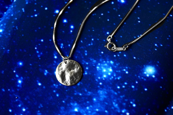 満月　コインのシルバーネックレス　シルバー　コインネックレス　メンズ　シンプル　ペンダント　金属アレルギー対応 2枚目の画像