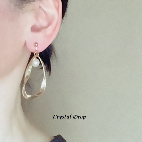 マットゴールド ひねりフープ 大ぶり ねじれ 変形 イヤリング・ピアス