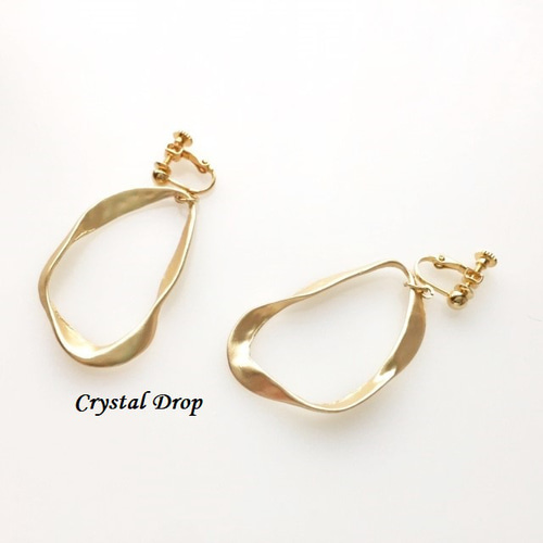 マットゴールド ひねりフープ 大ぶり ねじれ 変形 イヤリング・ピアス