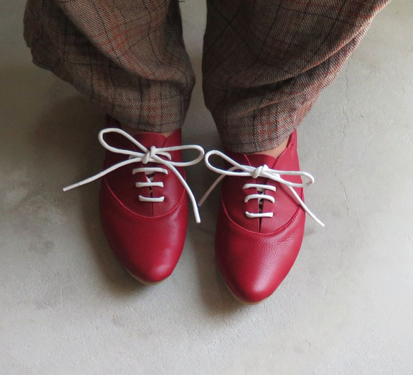 &lt;也可當巴布奇人&gt; 紅色皮鞋，易於穿著，搭配橡膠鞋跟，看起來很漂亮。 第6張的照片