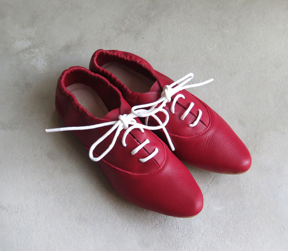 &lt;也可當巴布奇人&gt; 紅色皮鞋，易於穿著，搭配橡膠鞋跟，看起來很漂亮。 第1張的照片