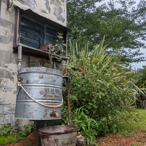 アンティークな家/ ガーデニング 水やり/ エコ ガーデン/ 雨水タンク