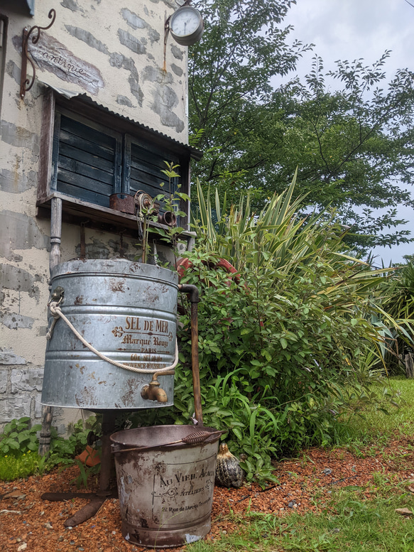 アンティークな家/ ガーデニング 水やり/ エコ ガーデン/ 雨水タンク（貯水タンク） #店舗什器 #ECO  #給水 5枚目の画像