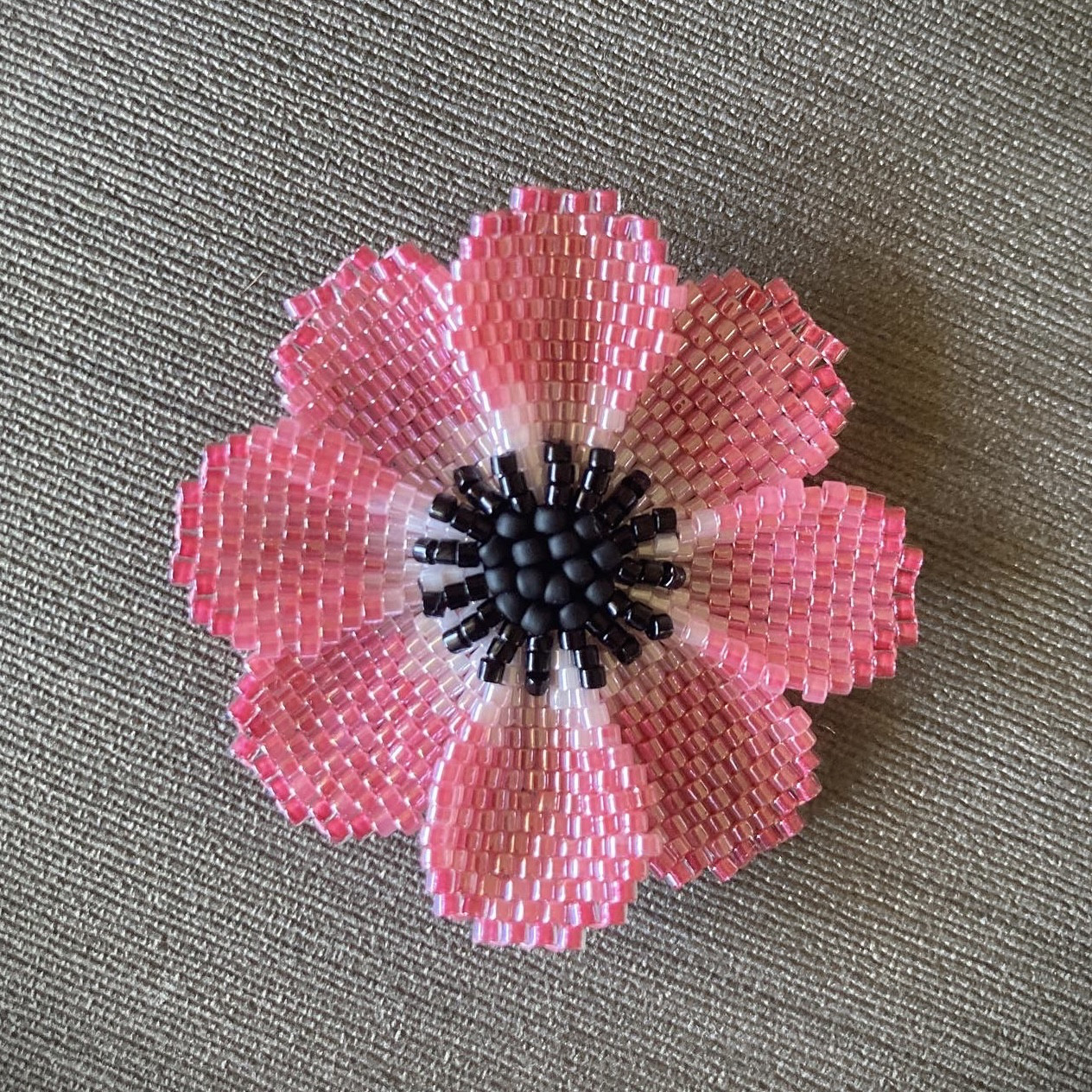 シェイプドステッチで作る＊ピンクのアネモネのブローチのキット