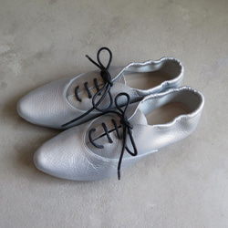 &lt;也可用作巴布奇人&gt; 霧面銀色皮鞋，易於穿著，橡膠鞋跟看起來很漂亮。 第7張的照片