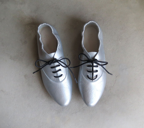 &lt;也可用作巴布奇人&gt; 霧面銀色皮鞋，易於穿著，橡膠鞋跟看起來很漂亮。 第4張的照片