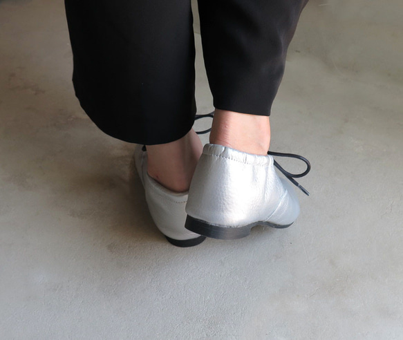 &lt;也可用作巴布奇人&gt; 霧面銀色皮鞋，易於穿著，橡膠鞋跟看起來很漂亮。 第6張的照片
