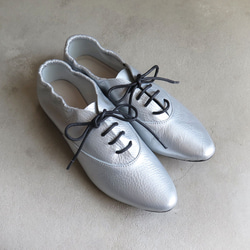 &lt;也可用作巴布奇人&gt; 霧面銀色皮鞋，易於穿著，橡膠鞋跟看起來很漂亮。 第1張的照片