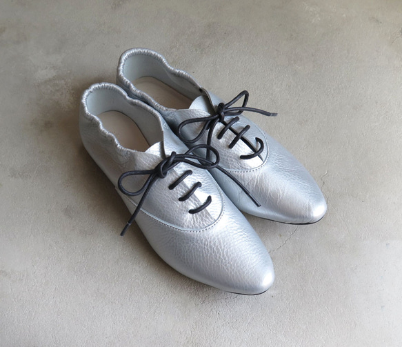 &lt;也可用作巴布奇人&gt; 霧面銀色皮鞋，易於穿著，橡膠鞋跟看起來很漂亮。 第1張的照片