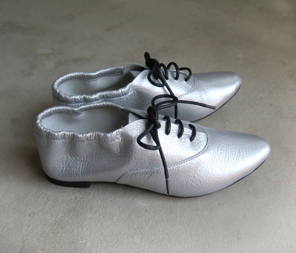 &lt;也可用作巴布奇人&gt; 霧面銀色皮鞋，易於穿著，橡膠鞋跟看起來很漂亮。 第11張的照片