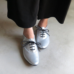&lt;也可用作巴布奇人&gt; 霧面銀色皮鞋，易於穿著，橡膠鞋跟看起來很漂亮。 第3張的照片