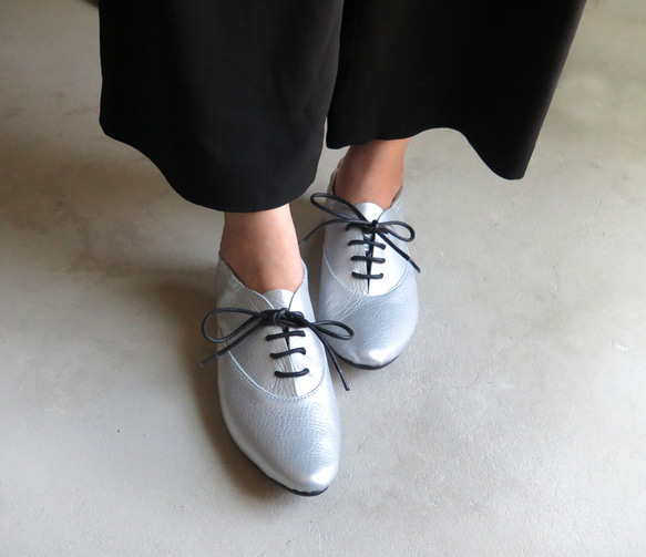 &lt;也可用作巴布奇人&gt; 霧面銀色皮鞋，易於穿著，橡膠鞋跟看起來很漂亮。 第3張的照片