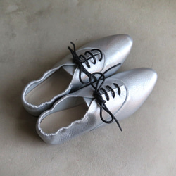 &lt;也可用作巴布奇人&gt; 霧面銀色皮鞋，易於穿著，橡膠鞋跟看起來很漂亮。 第9張的照片