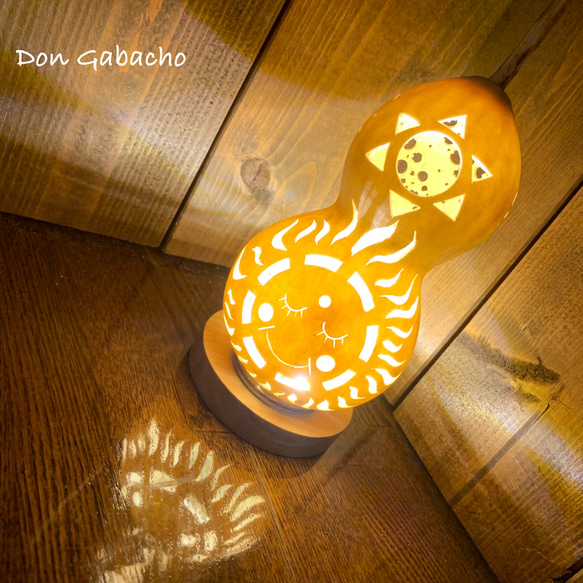 天然のひょうたんランプとLEDライト台付き