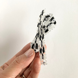 糸のリボンモチーフのブローチ　コサージュ　モノトーン　ニャンドゥティ　受注制作 5枚目の画像