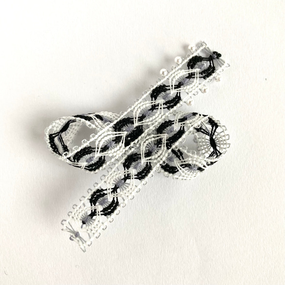 糸のリボンモチーフのブローチ　コサージュ　モノトーン　ニャンドゥティ　受注制作 1枚目の画像