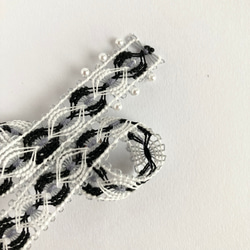 糸のリボンモチーフのブローチ　コサージュ　モノトーン　ニャンドゥティ　受注制作 2枚目の画像