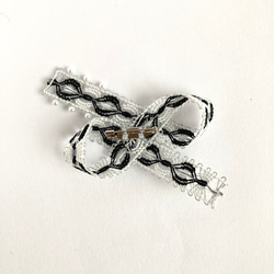 糸のリボンモチーフのブローチ　コサージュ　モノトーン　ニャンドゥティ　受注制作 6枚目の画像