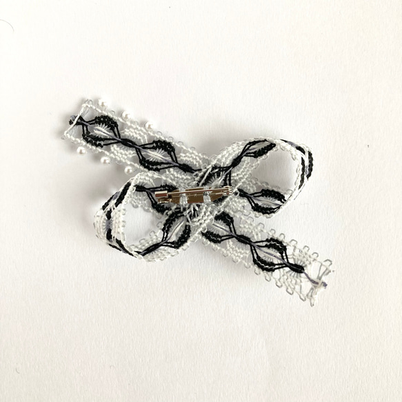 糸のリボンモチーフのブローチ　コサージュ　モノトーン　ニャンドゥティ　受注制作 6枚目の画像