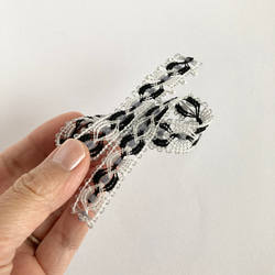 糸のリボンモチーフのブローチ　コサージュ　モノトーン　ニャンドゥティ　受注制作 3枚目の画像
