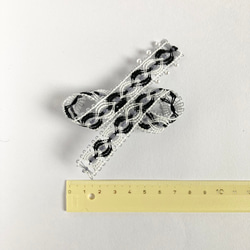 糸のリボンモチーフのブローチ　コサージュ　モノトーン　ニャンドゥティ　受注制作 8枚目の画像