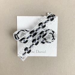 糸のリボンモチーフのブローチ　コサージュ　モノトーン　ニャンドゥティ　受注制作 7枚目の画像