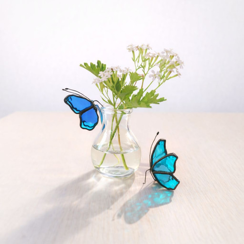 窓辺の蝶：時のひかり》蝶のステンドグラス サンキャッチャー（ブルー