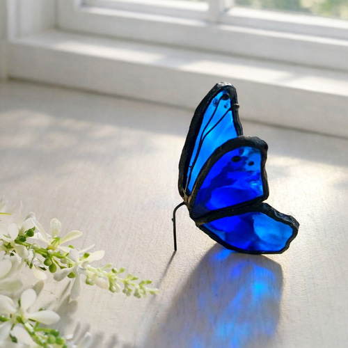 窓辺の蝶：時のひかり》蝶のステンドグラス サンキャッチャー（ブルー