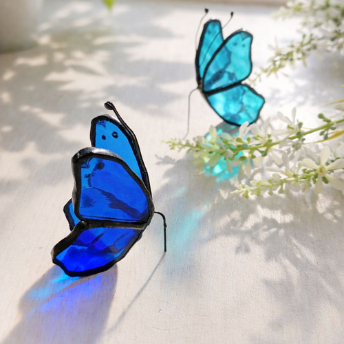 窓辺の蝶：時のひかり》蝶のステンドグラス サンキャッチャー（ブルー