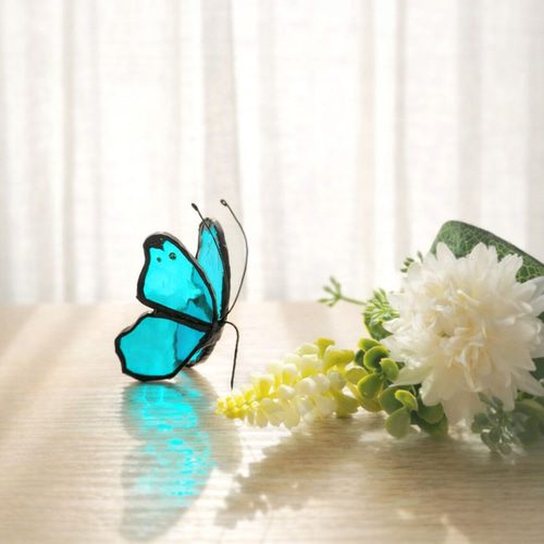 窓辺の蝶：時のひかり》蝶のステンドグラス サンキャッチャー（ブルー