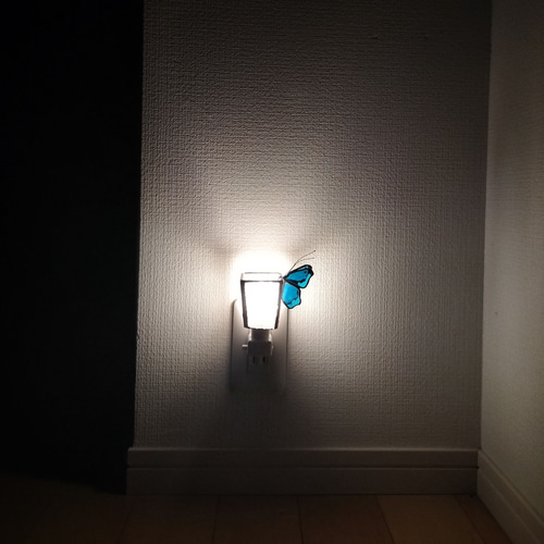 蝶のステンドグラス サンキャッチャー（ブルー）蝶々 一輪挿しや花瓶に