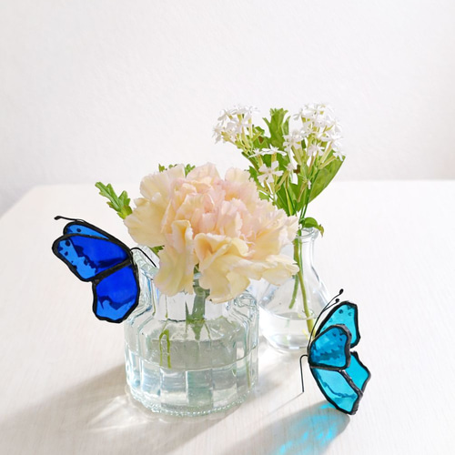 窓辺の蝶：時のひかり》蝶のステンドグラス サンキャッチャー（ブルー