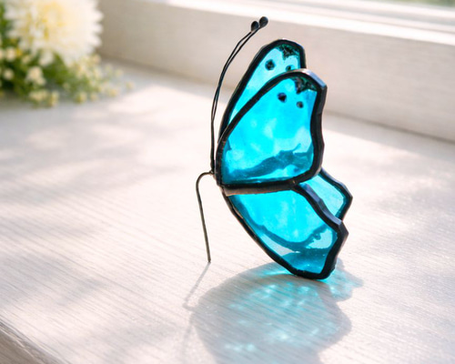 窓辺の蝶：時のひかり》蝶のステンドグラス サンキャッチャー（ブルー