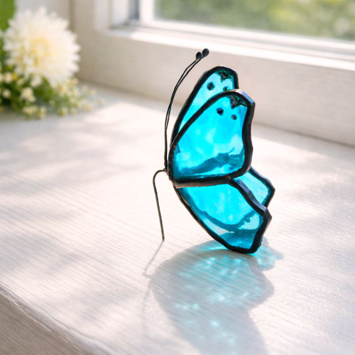 窓辺の蝶：時のひかり》蝶のステンドグラス サンキャッチャー（ブルー