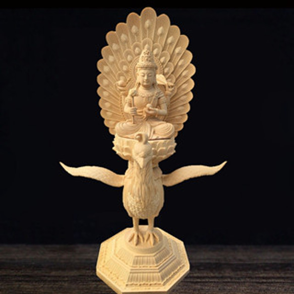仏教美術　井波彫刻宗家　番匠屋刀　木彫　仏像　共箱　N　8371A 井波彫刻 一刀彫り 時代彫刻 仏師で仕上げ品 孔雀明王座像 彫刻 祥雲堂