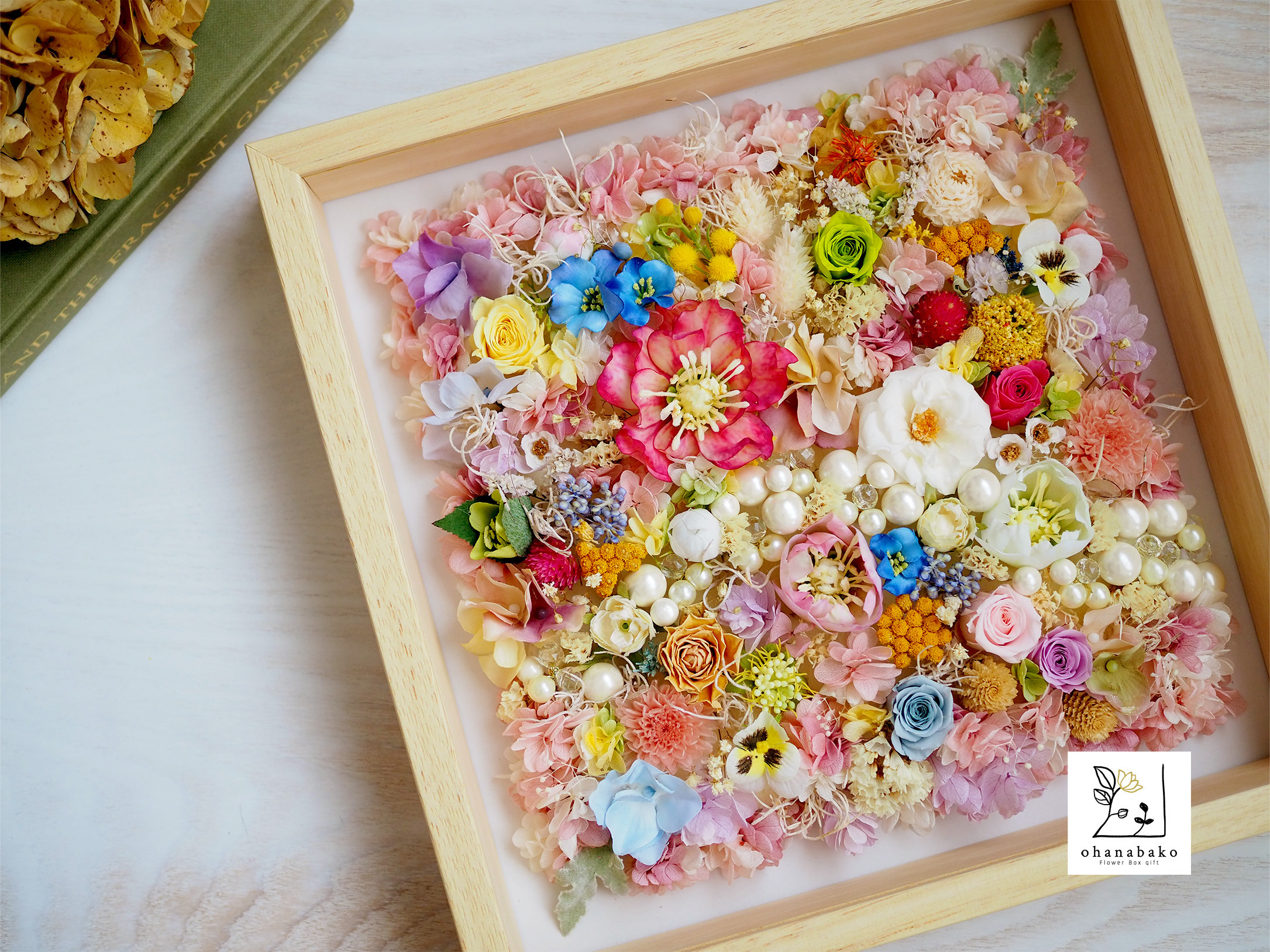 《特別な日のお祝い・誕生日・結婚祝い》カラフルフラワーズ♪プリザーブドフラワーとドライフラワーのパールラインボックス