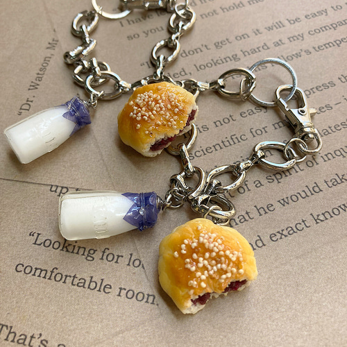 刑事(デカ)の張り込みかな？な牛乳あんぱんバッグチャーム その他