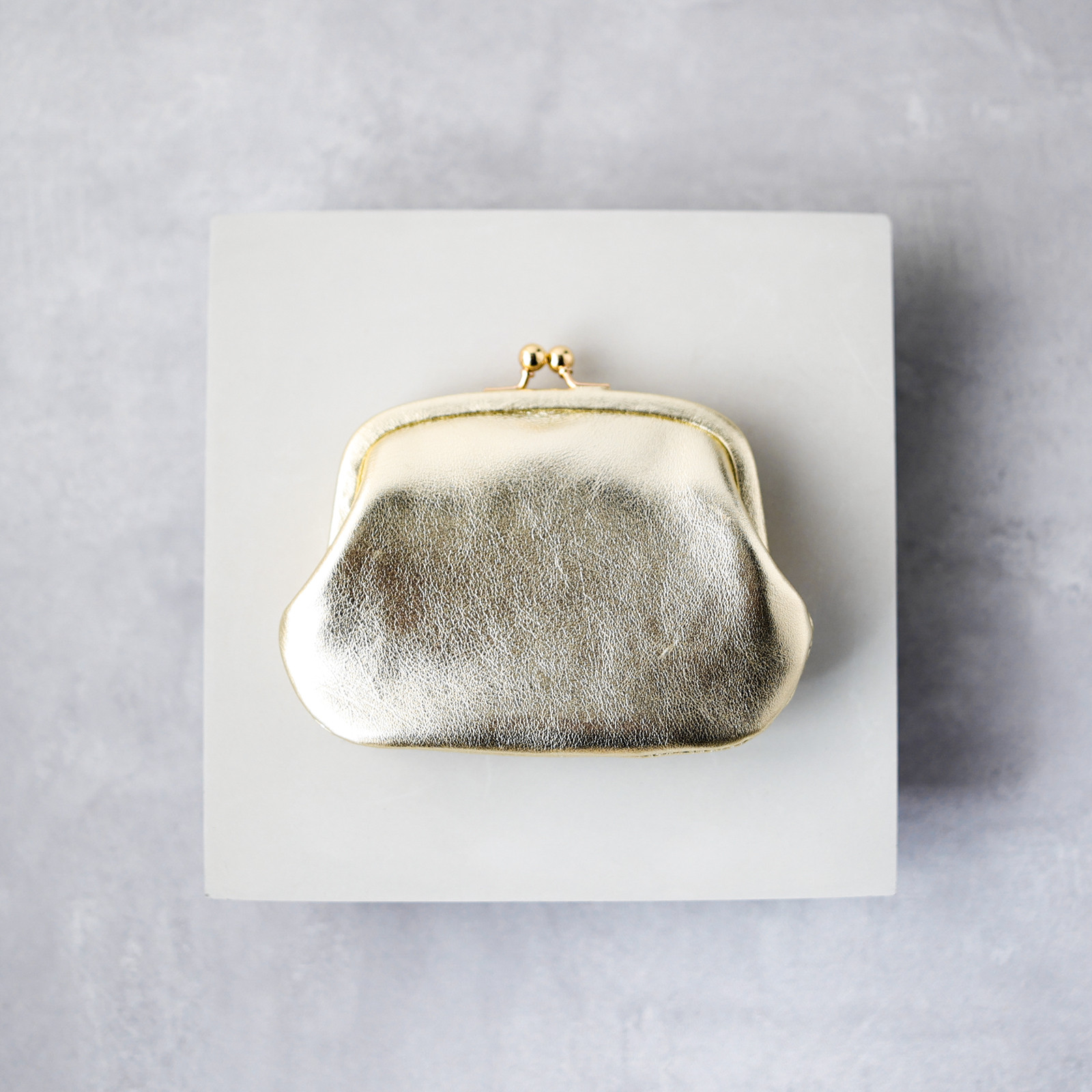 送料無料 小さい財布 ミニマム 革巻き がま口 国産 箔レザー 財布 本革  シャンパンゴールド