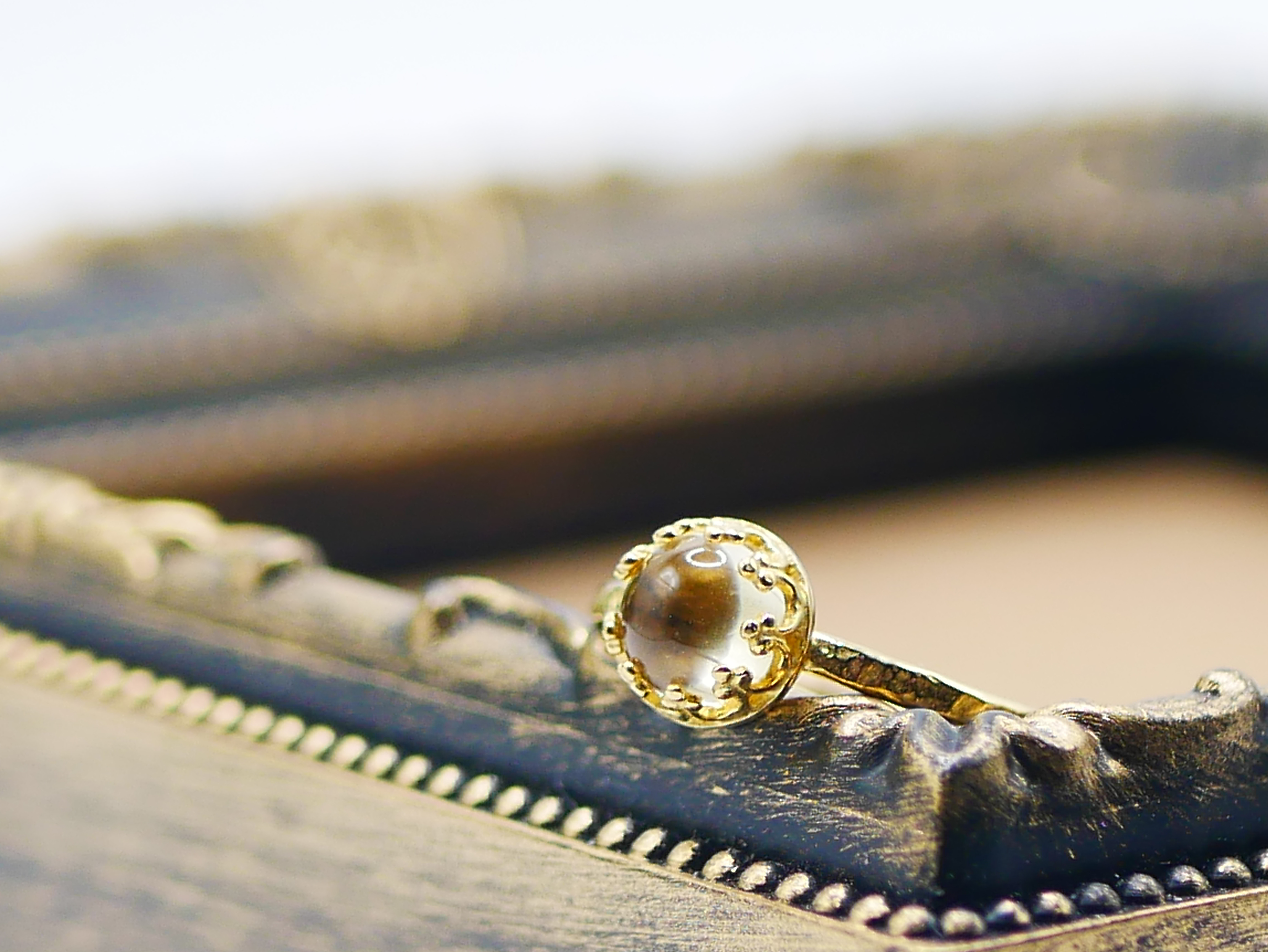 天然石シトリン〈１１月誕生石〉（カボション6㎜）ゴールドカラーハンマードリング（真鍮ブラス）　フリーサイズ        Ω