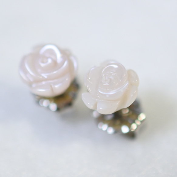 （1 件）粉色貝殼玫瑰耳釘（6 毫米，鈦金屬耳釘） 第3張的照片