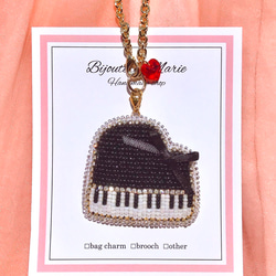 ヒスクローネ アキアカネ 刺繍ビニールバッグ バッグチャーム付き とっておきのがま口バッグ ガーゼ ビーズ刺繍 ピンク ビビッド